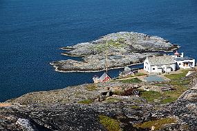 IMG_1036 Målet dukker opp. Bøkfjord fyr. Det har gått 3 tima og 40 minutter siden vi starta.