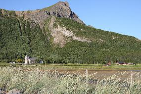 IMG_0772 Steigen kirke under høye fjell-