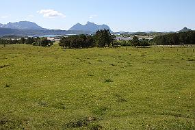 IMG_0792 På disse grasslettene ser man den dag i dag tydelige voller og rygger etter hus og bosettinger tilbake til ca. år 500