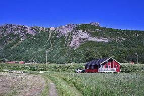 sommer1 Her bodde vi i ei fantastisk flott hytte midt mellom hav med kvite strender og stupbratte fjell