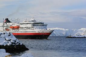 HurtigrutaPåSør På vei inn fra Honningsvåg