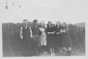 19 Johannes Jakobsen,Lars Rask(pappa), Aslaug(mamma),Magnhild Larsen(tante å gift med Johannes), Olaug og Erna( datter av Johannes)