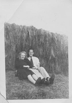 24 Olaug(vet ikke pikenavnet hennes) og Arne Larsen(onkeln min)