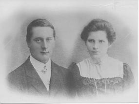 29 Anton Larsen (Bernhard Larsen,s bror) og Emma Ollila Larsen. Dette er Mormor og Morfar til Steinar, Elin og Vigdis Rask. og foreldre til 