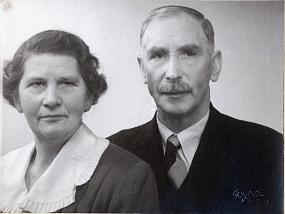 BesteforeldreneJohansen Besteforeldrene på farsiden. Dagmar og Ingvald Johansen kom fra Fredrikstad, trolig på 20-tallet