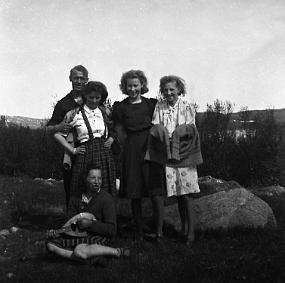 FraRopelv2 Fra høyre: Dokka (Karen Larsen), Kitty Larsen, Leif Larsen, som holder på Anna Nilsen Sittende med mandolinen som ennå er i Ropelv: Berte Stærk