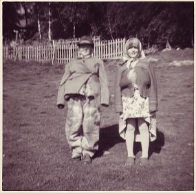 12 Å kle seg ut var noe av det morsomste vi visste... Her er May-Britt Rasmussen og jeg som Fanden og kjerringa. (1963)