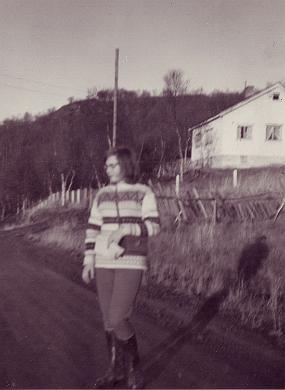 2 Dette er meg på veien nedenfor Asbjørg og Albert Fredriksens hus på Jakobsnes. 1965