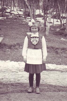 3 Meg i lånte fjær, dvs. hardangerbunad. Bildet er tatt på Jakobsnes sansynligvis i 1962.