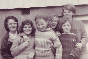 4 Her er vi i et friminutt, vi jentene i 6. og 7. klasse: Fra venstre: Randi Eliseussen, Rigmor Nilsen, Eva Haltho, Jorun Kvarsnes, Beate Basma og May-Britt...