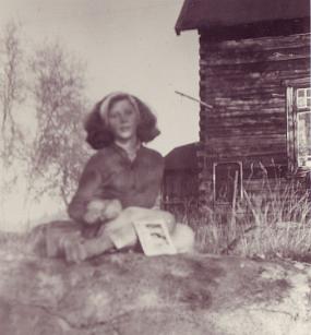 6 Min søster, Enid, utenfor Snevegården sommeren 1964