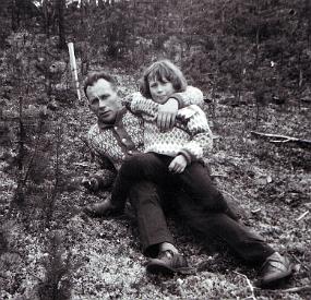 8 Min lillesøster, Henny og pappa. Vi var på søndagstur i 1962