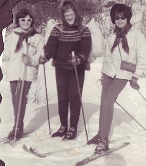 9 Vi var verdens flittigste skiløpere! Her er vi på tur til en eller annen hytte for overnatting. Rigmor Nilsen, Anne Rita Petterson og Unni Basma (antakelig i...