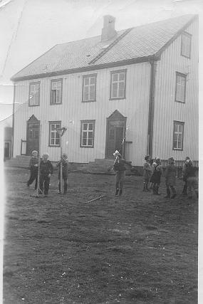 3 Friminutt og lek på plassen utafor gammelskolen. Vi vet ikke hvem dette er, men jeg husker stativene for høydehopping.