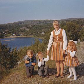 7 Et flott bilde fra Snevesvingen. Halgeir, Ketil Andreassen, Monika Andreassen og Kate Andreassen. Ikke vanskelig å se likheten i Andreassen-slekta der nei:) Bak...