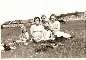 b1-04 Sommer på Nilsheim: Toril Basma, tante Ragnhild og tante Ruth, Solveig Wilhelmsen med Ranveig på armen og Jorunn Figneschou