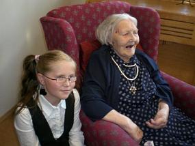 b1-05 Mamma ble 100 år. Her på den store dagen sammen med Oldebarnet Sara.