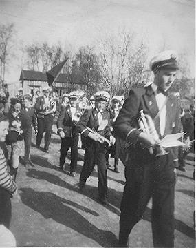 Jakobsnes Hornmusikk 1952 P6270010 Hornmusikke et eller annet sted på Kirkenes, tror jeg. Bak meg kommer Arthu Tapio, mellom oss Erry Pettersen, så Øystein Olsen og Odd Hemminghytt (?), og han...