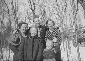P9250006 Ingebrigt Lamo m. frue og datter May sammen med min mor. Linselusa er meg. Gad vite hvilke ablegøyer fotografen (fatter'n) gjør.