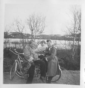 Bod-07 Lisbeth,Unni og Gunn-Evy.trolig på vei til Kirkenes med en pause ved Andrevann. Sykkelantrekk anno1957.