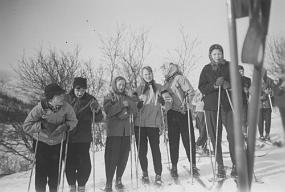 Bod-11 dette bildet er tatt under et realskolemesterskap på ski på Kirkenes.fra venstre: Unni,Wenche johansen(Kirkenes), Britt fra Elvenes,Bodil,Arna Susseg fra...