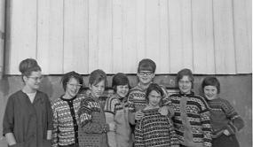 JK-12 Nok et klassebilde: Lærer Liv, Randi Eliseussen, Beate, Rigmor, May-Britt, Ann-Jorid,