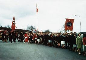 MB-03 Her ser vi Torstein F forran. Fanebærer? Randi J ved siden av og Trygve Nilsen m. flagg. Innafor ham: Alf Hansen. Bak ham er Berit? og hodet på Unni bak i...