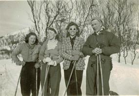 AT2 Anna Hansen m. hvitt skjerf og Reidar Hansen - foreldrene til Grethe og Torger