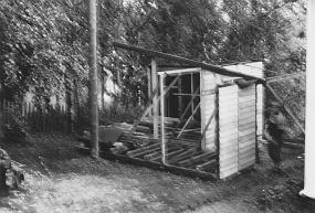 Tr-04 Hytta bygges opp av elementer hjemme i hagen på Jakobsnes. 1962