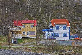 IMG_0278 I Det lyse huset bodde Lind og Beate Basma- Mora hadde postkontor og frisørsalong her:) Tror det var en Basma i det gulehuset også?