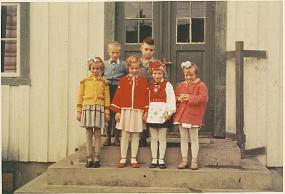 JK-16 1. klasse 1959. Foran: Jorun, Gunn-Elise? Beate B, Eva Frantzen. Bak: Geir H, Trond Valan