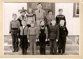 b1-08 Her er klassebilde skoleåret 1956/57 Bak fra.v. Inga Olsen,Vilgunn Løkken,Tor Strand, Lillian Johansen, Georg Johansen (Kraus), Roald Færseth. V. foran:...