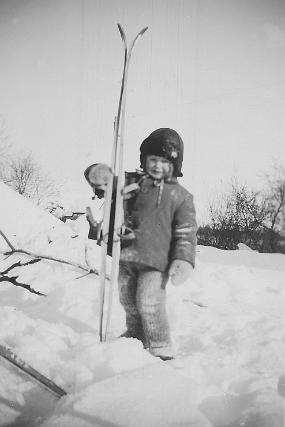 310808-009 Storhopperen Johansen. Akkurat gjennomført et vellykket hopp på 30,5 cm.