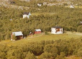 Myrvang2 Myrvang på Jakobsnes. Rasmussengården i bakgrunnen. Bildet må være tatt rundt 1955