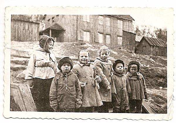 Fra Sissel Haug Rasmussen sitt album Sissel bodde på Jakobsnes under krigen og flyttet til byen (Kirkenes) i 1950.
