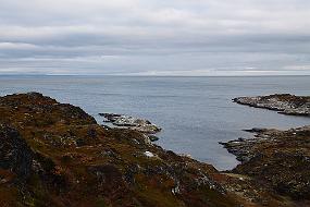 IMG_1358 På vei opp på fjellet mot Vottbukta. Når jeg ser bakover, ser jeg Mestersand her til høyre inn bukta